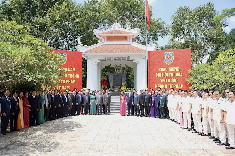 Đoàn đại biểu Bộ Tư pháp về nguồn tại Khu di tích lịch sử Bộ ở Tuyên Quang